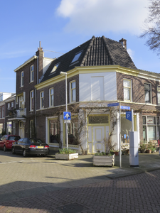 908583 Gezicht op het winkelhoekpand Gildstraat 92 te Utrecht, met links de Bekkerstraat.N.B. bouwjaar: 18901900 / 1910 ...